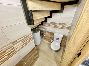 WC pod schody do patra - Pronájem bytu 2+kk v osobním vlastnictví 48 m², Řepice