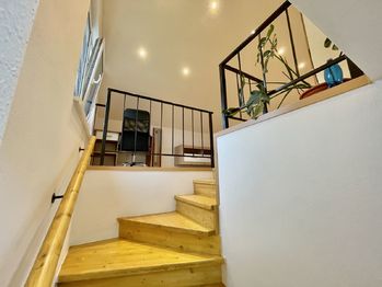 Schodiště do patra - Pronájem bytu 2+kk v osobním vlastnictví 48 m², Řepice