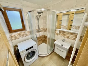 Koupelna s WC - Pronájem bytu 2+kk v osobním vlastnictví 48 m², Řepice