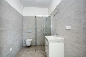 koupelna se sprchou 1 NP - Prodej domu 255 m², Ždánice