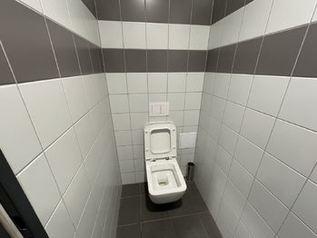 Toaleta - Pronájem skladovacích prostor 50 m², Kladno