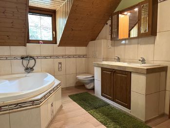 koupelna s WC - patro - Prodej domu 215 m², Desná