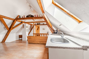 Podkroví - obývací pokoj s kuchyňskou linkou - Prodej chaty / chalupy 157 m², Čechtice