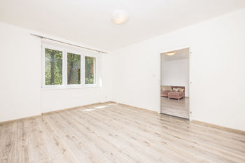Ložnice s pohledem do obývacího pokoje - Prodej bytu 2+1 v družstevním vlastnictví 58 m², Teplice