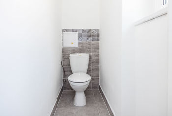 Toaleta s oknem - Prodej bytu 2+1 v družstevním vlastnictví 58 m², Teplice