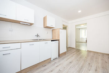 Kuchyně a pohled do obývacího pokoje - Prodej bytu 2+1 v družstevním vlastnictví 58 m², Teplice
