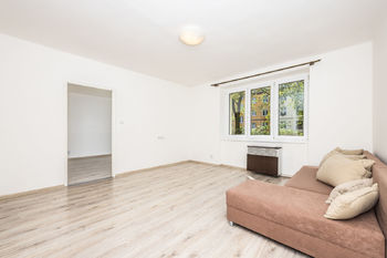 Obývací pokoj s pohledem do ložnice - Prodej bytu 2+1 v družstevním vlastnictví 58 m², Teplice