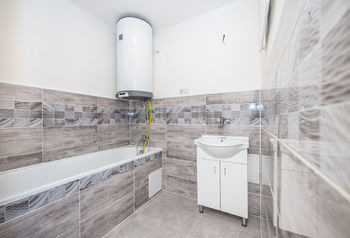 Koupelna s vanou - Prodej bytu 2+1 v družstevním vlastnictví 58 m², Teplice
