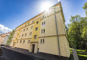 Pohled na dům a jižní slunce - Prodej bytu 2+1 v družstevním vlastnictví 58 m², Teplice 