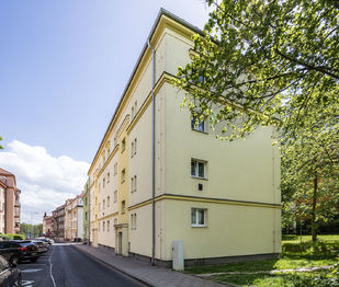 Dům s ulicí a zelení za domem - Prodej bytu 2+1 v družstevním vlastnictví 58 m², Teplice