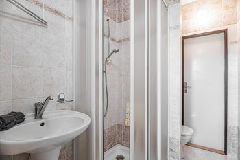 Koupelna. - Prodej bytu 2+1 v osobním vlastnictví 50 m², Jindřichův Hradec