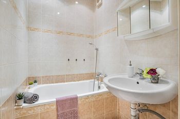 Koupelna s vanou - Prodej bytu 2+kk v osobním vlastnictví 42 m², Kladno