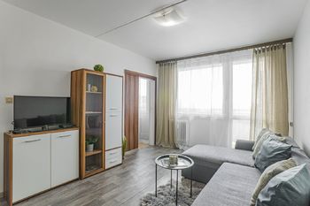 Obývací pokoj se vstupem na lodžii a do ložnice bytu - Prodej bytu 2+kk v osobním vlastnictví 42 m², Kladno
