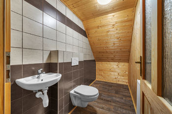 toaleta v patře - Prodej domu 202 m², Orlické Záhoří