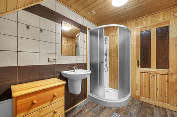koupelna v patře - Prodej domu 202 m², Orlické Záhoří