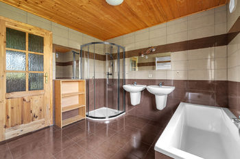 koupelna přízemí - Prodej domu 202 m², Orlické Záhoří