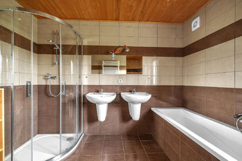 koupelna přízemí - Prodej domu 202 m², Orlické Záhoří