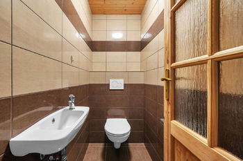 toaleta přízemí - Prodej domu 202 m², Orlické Záhoří