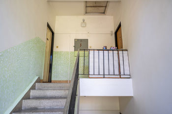 Vstup ze schodiště - Prodej bytu 3+1 v osobním vlastnictví 80 m², Praha 4 - Krč