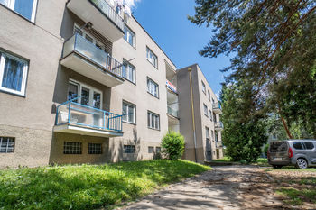 Pohled na dům ze strany lodžie - Prodej bytu 3+1 v osobním vlastnictví 80 m², Praha 4 - Krč