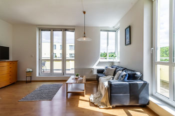 Obývací pokoj - Prodej bytu 3+kk v osobním vlastnictví, Praha 5 - Košíře