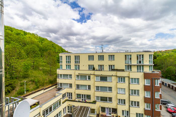 Pohled z terasy na lesopark Kotlářka - Prodej bytu 3+kk v osobním vlastnictví, Praha 5 - Košíře