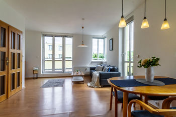 Obývací pokoj s kuchyňským koutem - Prodej bytu 3+kk v osobním vlastnictví, Praha 5 - Košíře