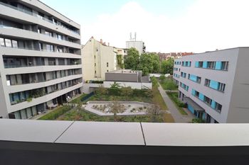 Výhled z terasy - Prodej bytu 1+kk v osobním vlastnictví 51 m², Praha 7 - Holešovice