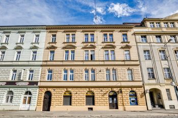 Pohled na dům - Prodej bytu 1+1 v osobním vlastnictví 38 m², Praha 7 - Holešovice 