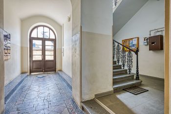 Přízemí domu - Prodej bytu 1+1 v osobním vlastnictví 38 m², Praha 7 - Holešovice