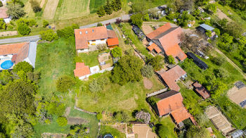 pohled z dronu na zahradu - Prodej pozemku 1044 m², Domašov