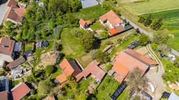 pohled z dronu na zahradu foto 3 - Prodej pozemku 1044 m², Domašov