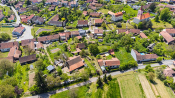 pohled z dronu - Prodej pozemku 1044 m², Domašov