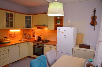 Kuchyně se stolem a oknem - Prodej bytu 2+1 v družstevním vlastnictví 53 m², Praha 9 - Střížkov