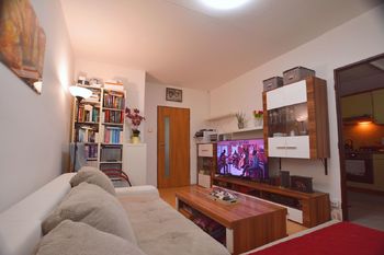 Obývací pokoj, se vstupem do kuchyně - Prodej bytu 2+1 v družstevním vlastnictví 53 m², Praha 9 - Střížkov