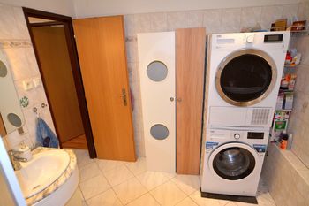 Koupelna s pračkou a sušičkou - Prodej bytu 2+1 v družstevním vlastnictví 53 m², Praha 9 - Střížkov