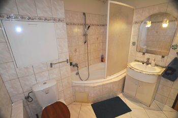Koupelna s WC - Prodej bytu 2+1 v družstevním vlastnictví 53 m², Praha 9 - Střížkov