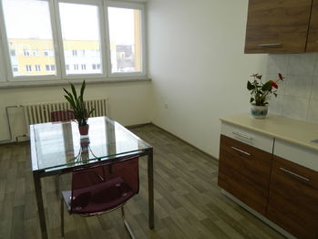 Nová kuchyňka ve 4. patře. - Pronájem kancelářských prostor 23 m², Tábor