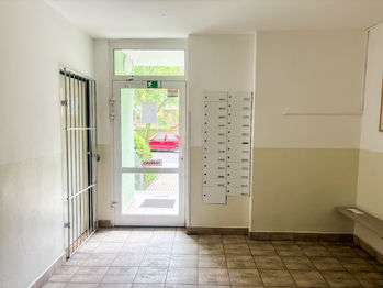 vchod do domu - Pronájem bytu 1+1 v osobním vlastnictví, Ústí nad Labem