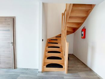 Pronájem rodinného domu Kvasiny - schodiště - Pronájem domu 102 m², Kvasiny