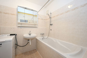 Koupelna - Pronájem bytu 2+1 v družstevním vlastnictví, Horoměřice