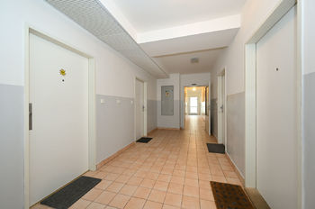 Chodba domu - Pronájem bytu 2+1 v družstevním vlastnictví, Horoměřice