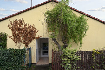 Pohled na dům s vchodem - Pronájem bytu 2+1 v družstevním vlastnictví, Horoměřice