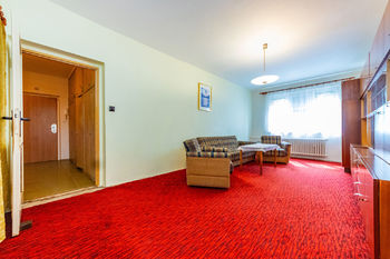 2. Obývací pokoj a pohled do předsíně - Prodej bytu 2+1 v družstevním vlastnictví 55 m², Praha 6 - Břevnov