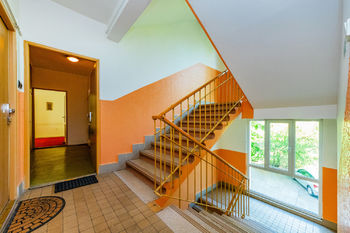 15. Společné prostory v domě - Prodej bytu 2+1 v družstevním vlastnictví 55 m², Praha 6 - Břevnov