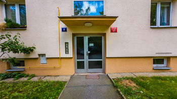17. Vstup do domu - Prodej bytu 2+1 v družstevním vlastnictví 55 m², Praha 6 - Břevnov