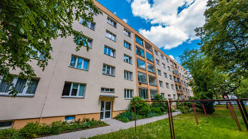 1. Průčelí domu - Prodej bytu 2+1 v družstevním vlastnictví 55 m², Praha 6 - Břevnov 