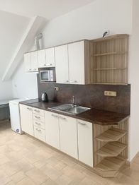 SPOLEČNÁ KUCHYŇ NA PATŘE - Pronájem kancelářských prostor 14 m², Rakovník