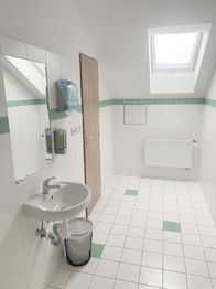 koupelna je vybavená sprchou - Pronájem kancelářských prostor 14 m², Rakovník
