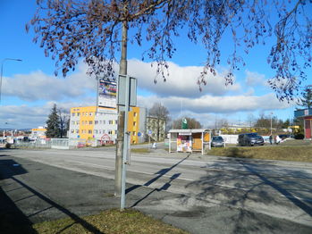 Autobusové zastávky MHD jsou pár kroků od budovy. - Pronájem kancelářských prostor 17 m², Tábor